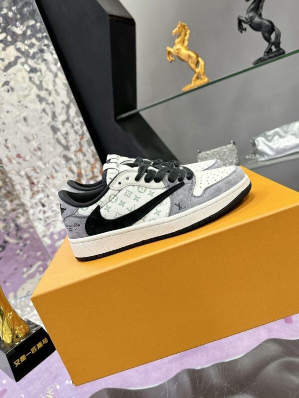 x Nike Shoes 6038-2327 - Image 3
