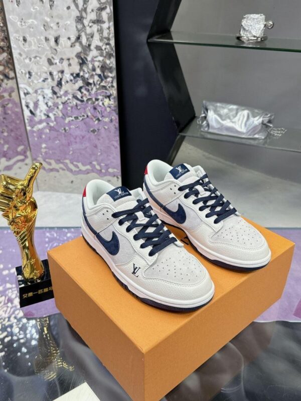 x Nike Shoes 6038-2324 - Image 2