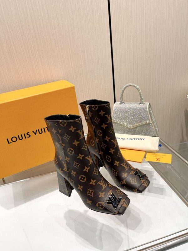 Boots 6045-3093