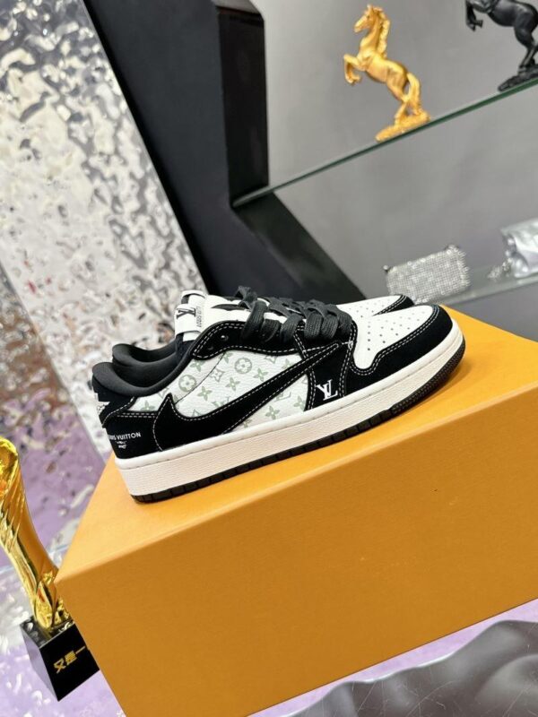 x Nike Shoes 6045-3377 - Image 2